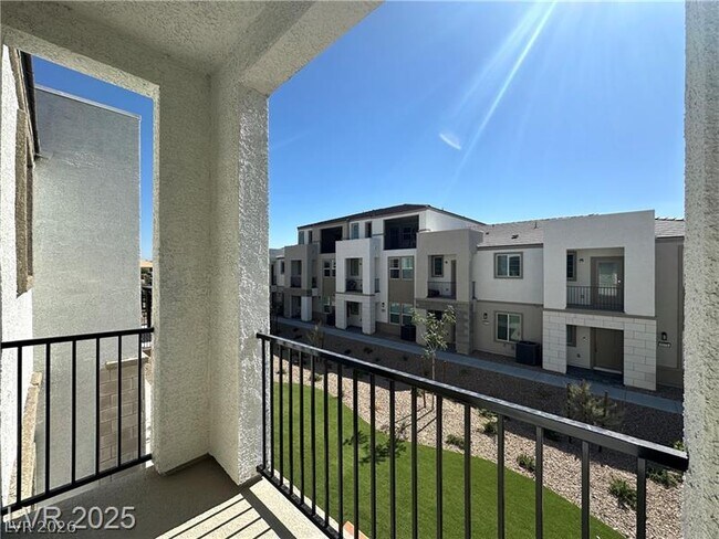 Building Photo - 6172 Gdn Crst St