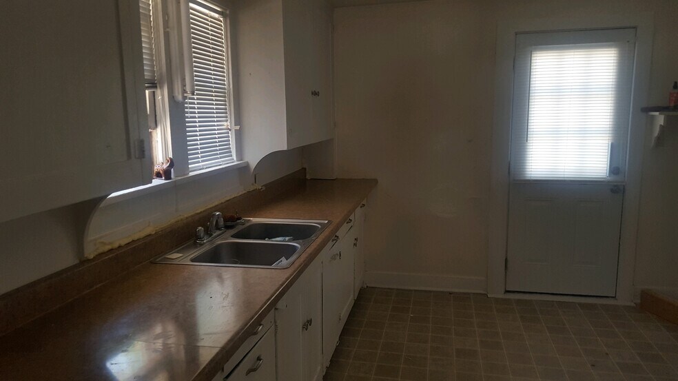 Kitchen - 803 E Hill Ave