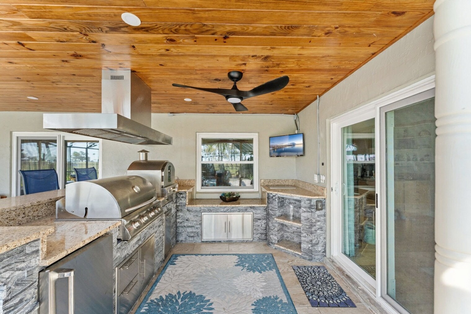 Building Photo - 12 Fairway Dr