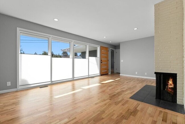 Building Photo - Freshly Updated West Seattle Rambler w/ Ai...