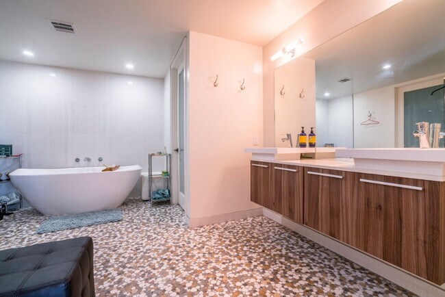 Building Photo - Stunning Multi-Level Penthouse 2 bed - 2.5 bath in Fabulous Beverly Hills Location