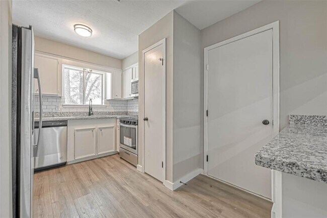 Building Photo - 12 Field Flower Ct