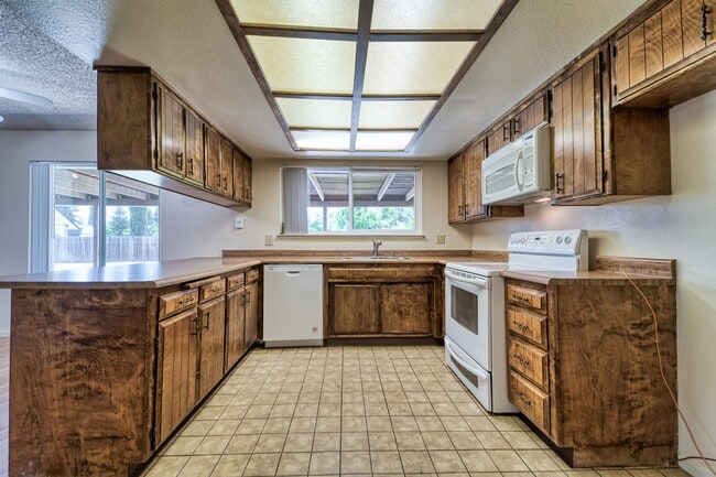 Building Photo - 4 bedroom 2 1/2 bath house in Yuba City