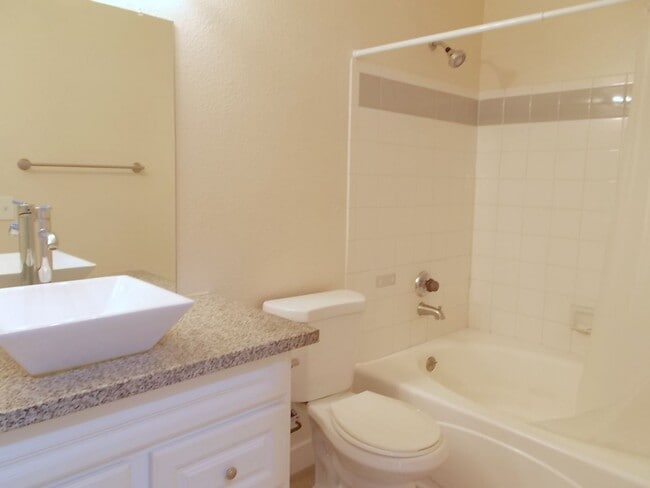 Building Photo - Beautifully Updated Second-Floor Condo! Se...