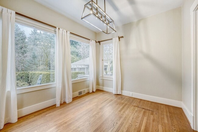 Building Photo - Montlake/Madison Park Area | Remodeled 3 Bed + Bonus Spaces | Arboretum Access