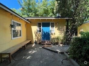 Building Photo - 2 bed 1 bath + Bonus Room