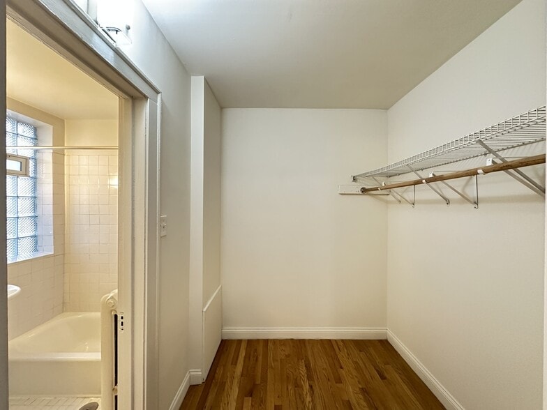 Building Photo - 4527 N Ashland Ave