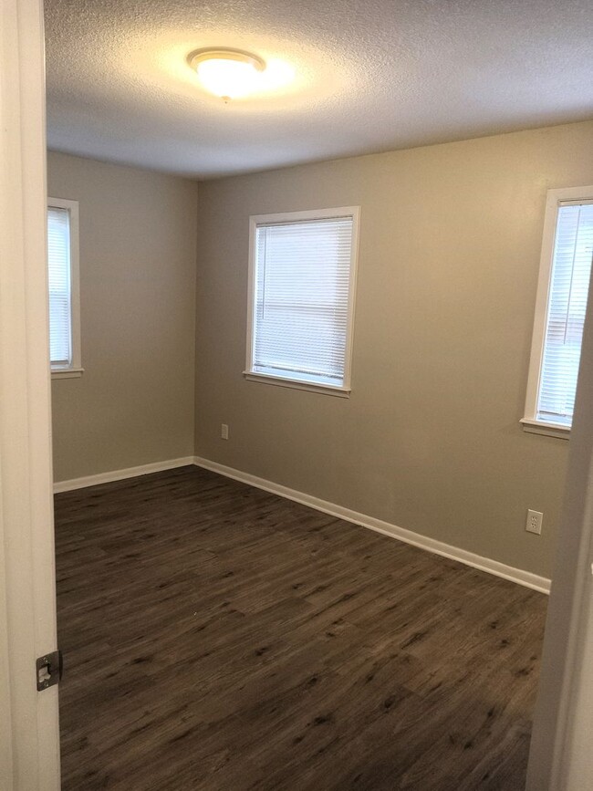 Building Photo - Darling Home in Bel Aire - Finished Baseme...
