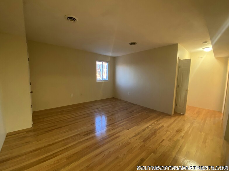 Building Photo - 385 Dorchester St