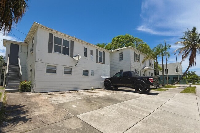 Building Photo - 605 33rd St