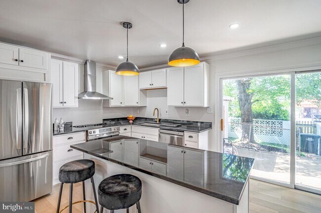 Building Photo - 1325 Barnaby Terrace SE