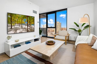 Building Photo - 565 S Damen Ave