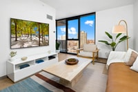 Building Photo - 565 S Damen Ave