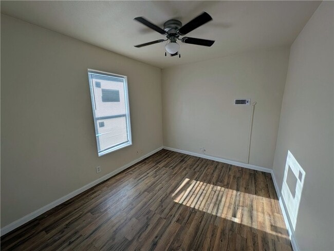 Building Photo - 637 Jester St