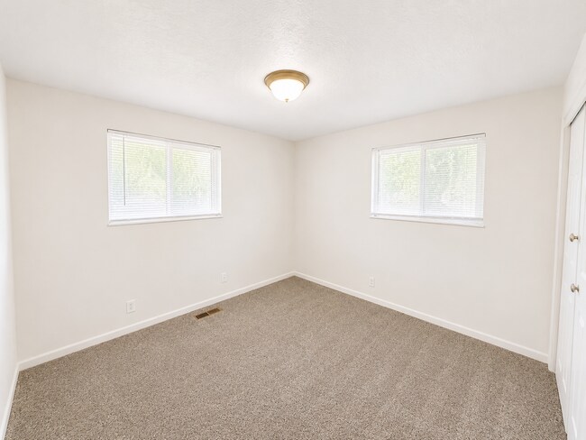 Building Photo - Provo home with a huge yard.