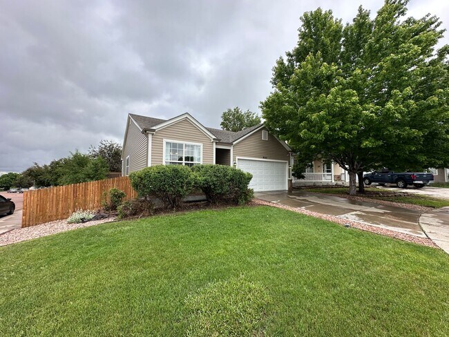 Building Photo - 3 Bed Ranch Style Home with Awesome Fully Fenced Backyard Close to Ft Carson & Schriever Space Fo...