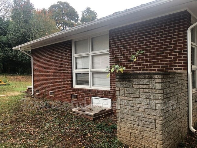 Building Photo - 3649 Dresden Dr E