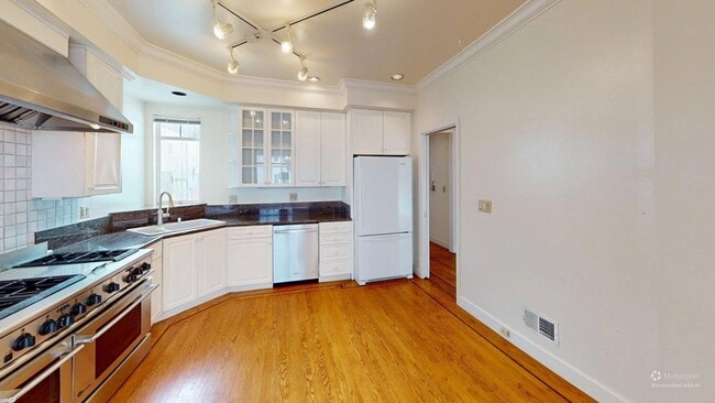 Building Photo - 161 4th Ave