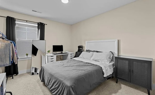 Building Photo - Like new modern maintenance free 3 bedroom 2.5 bath townhouse in Greensboro. Lawn care included.