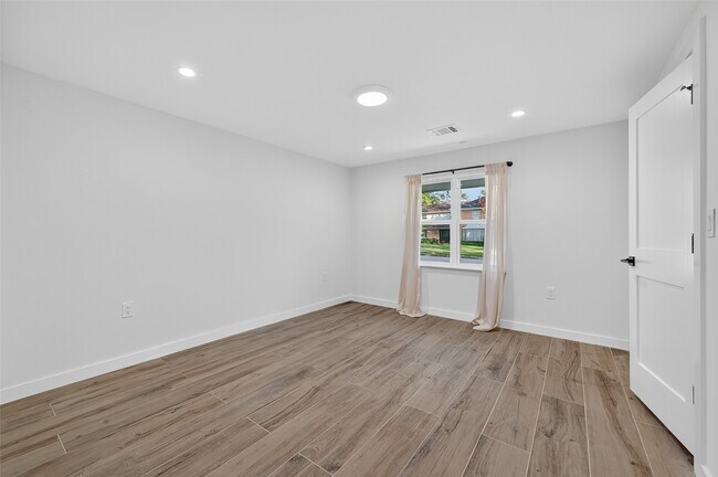 Building Photo - 3333 Calumet St