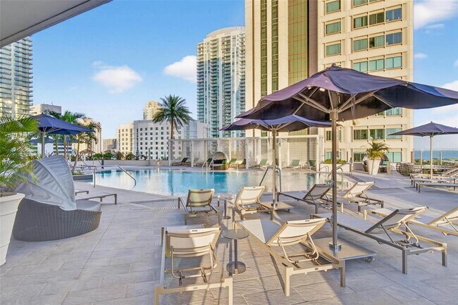 Building Photo - 275 1st Ave S