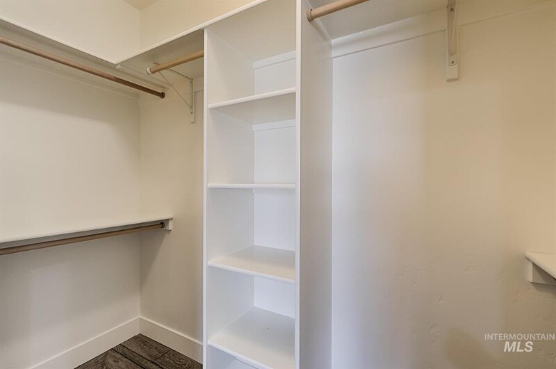 Building Photo - 1115 W Olds River Dr