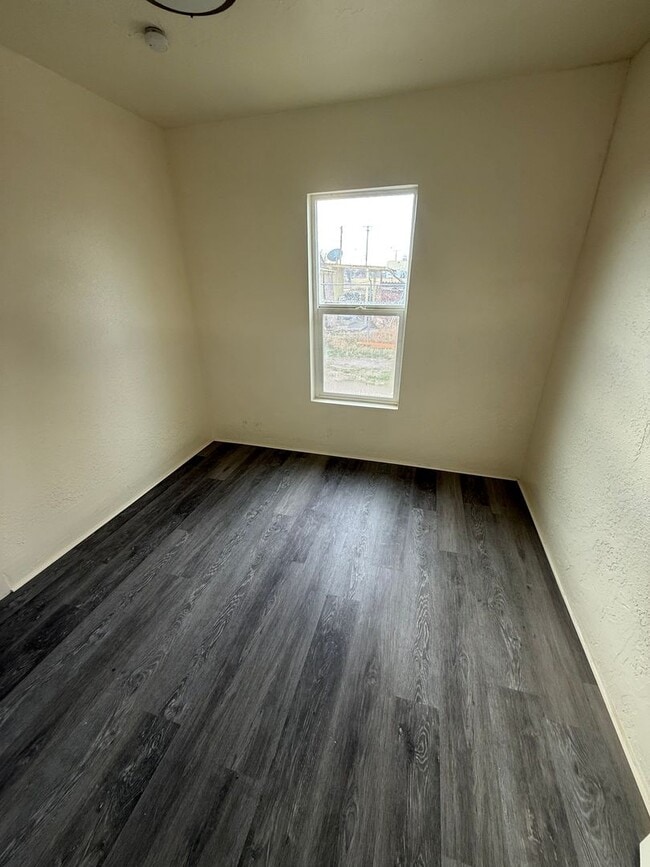 Building Photo - 3 Bedroom 1 Bath House