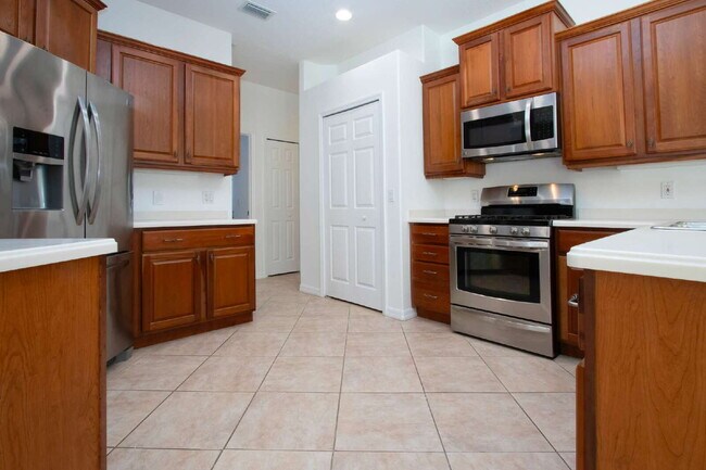 Building Photo - Luxurious Lakefront Living: Spacious 4-Bedroom Home with Pool and Guest Suite in Lakewood Ranch