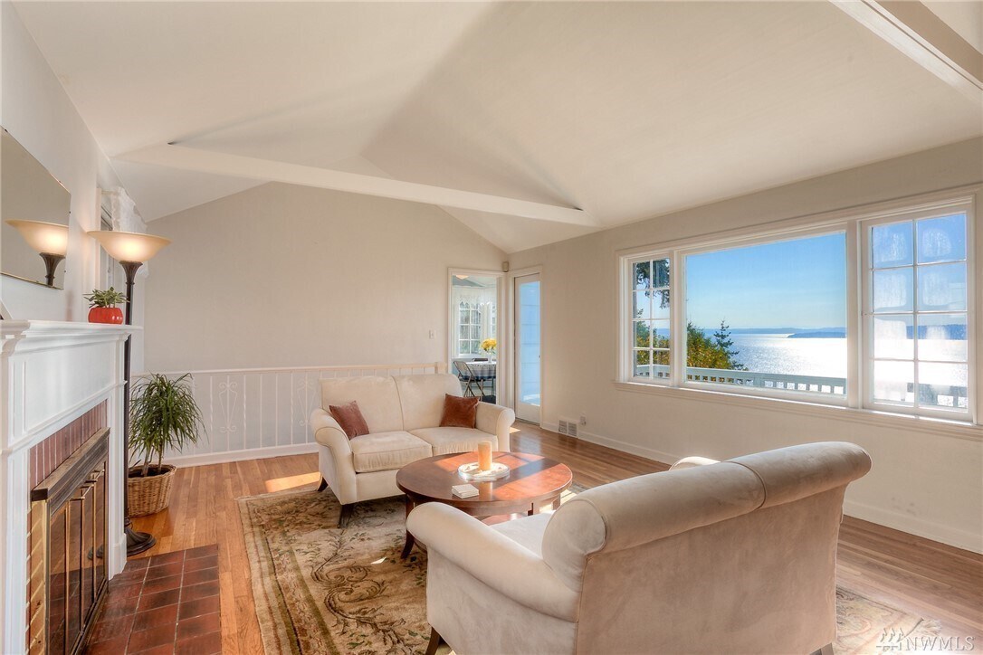 Living room with vaulted ceiling - 2739 SW 170th St