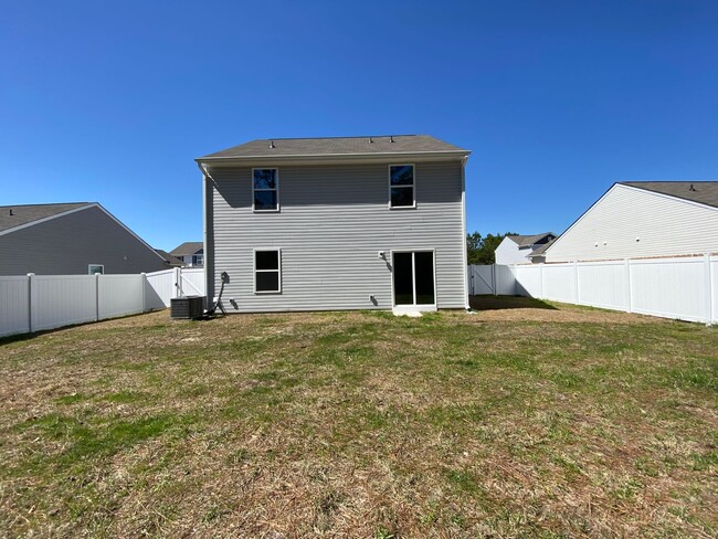 Building Photo - BETTER THAN NEW!