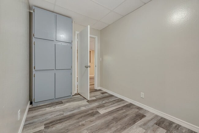 Building Photo - Private Walkout Basement Unit Overlooking ...
