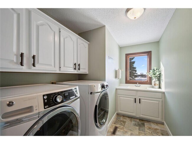 Building Photo - 6111 Kalen Dr