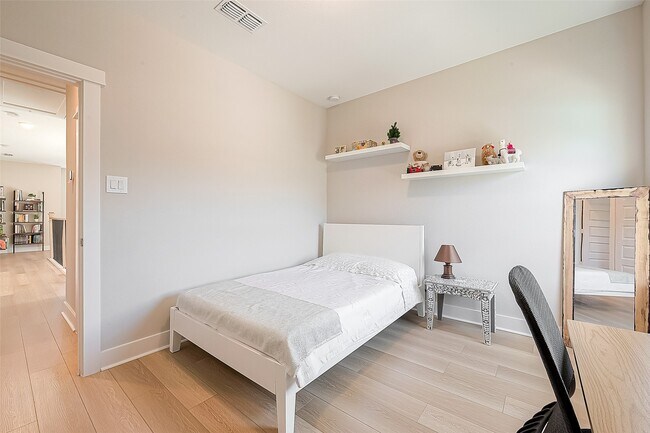 Building Photo - 10915 Brambling Wood Dr