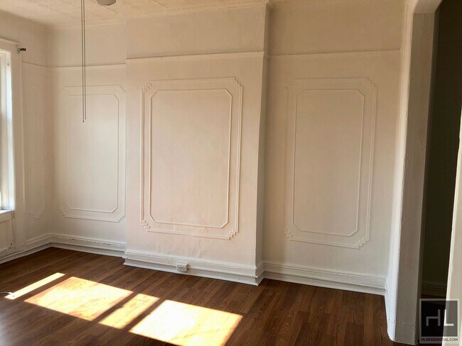 Building Photo - Top Floor Alcove Studio