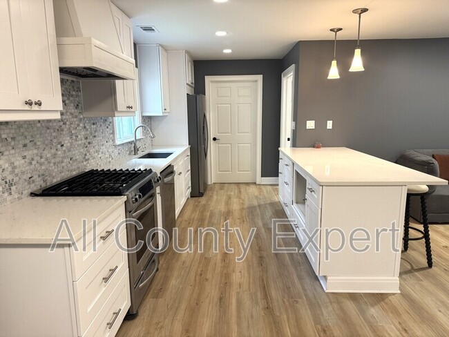 Building Photo - 261 Ridgewood Rd