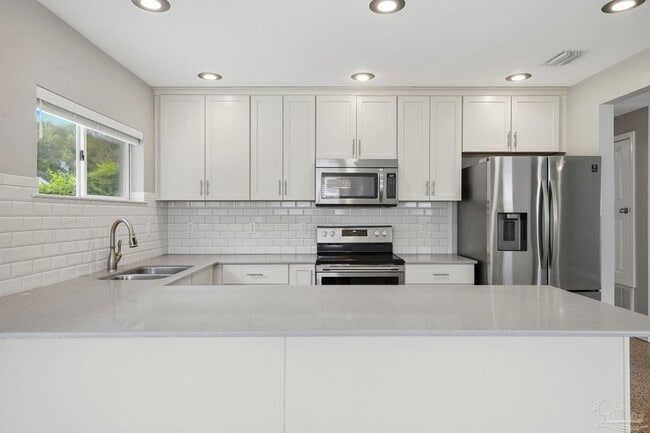 Building Photo - 302 Loruna Dr