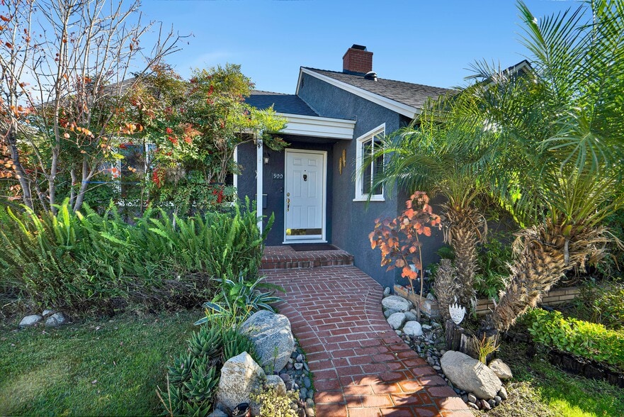 Inviting front door - 900 Bethany Rd