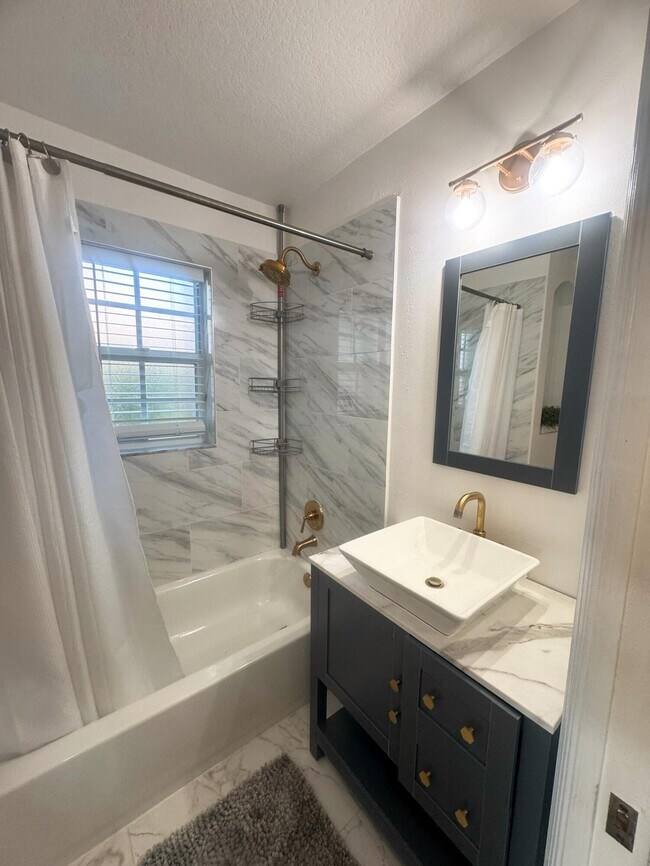 Building Photo - 532 SW Indian Key Dr