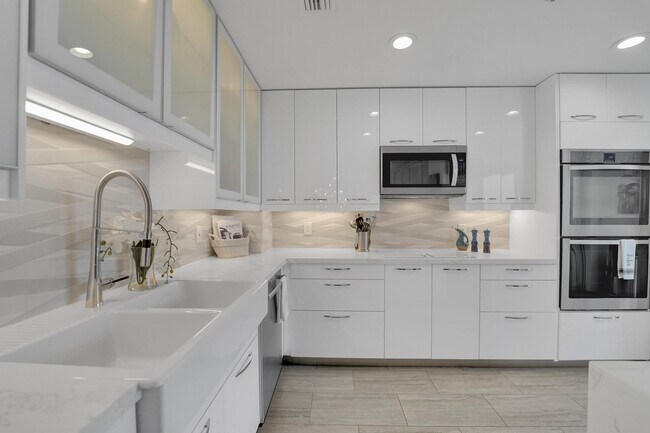 Building Photo - 4114 W Palm Aire Dr