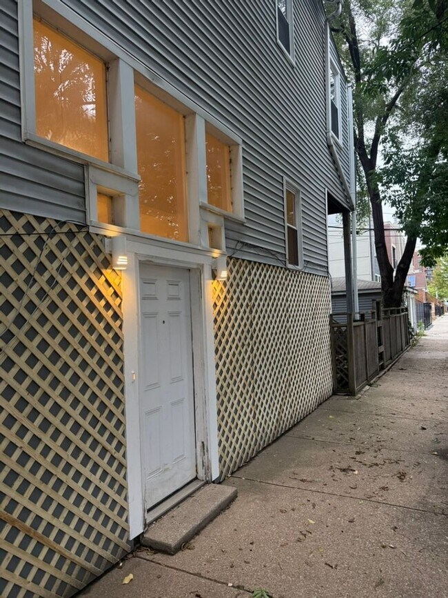 Building Photo - 826 W.18th Street