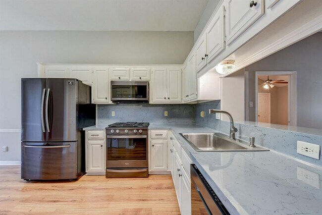 Building Photo - 3730 Sunshine Ln