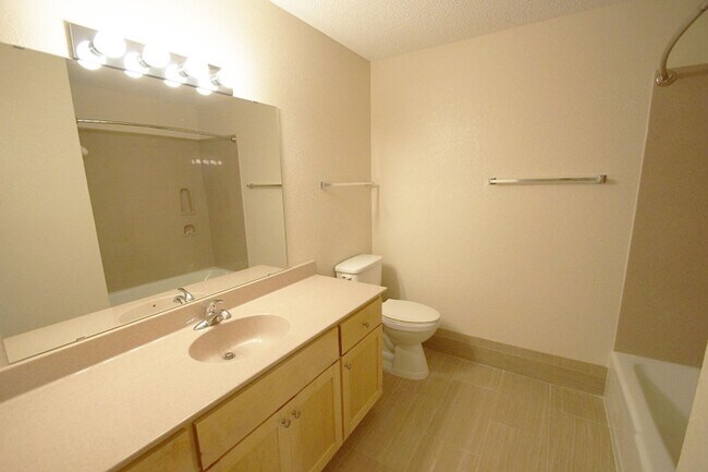 Building Photo - Pinto Suite