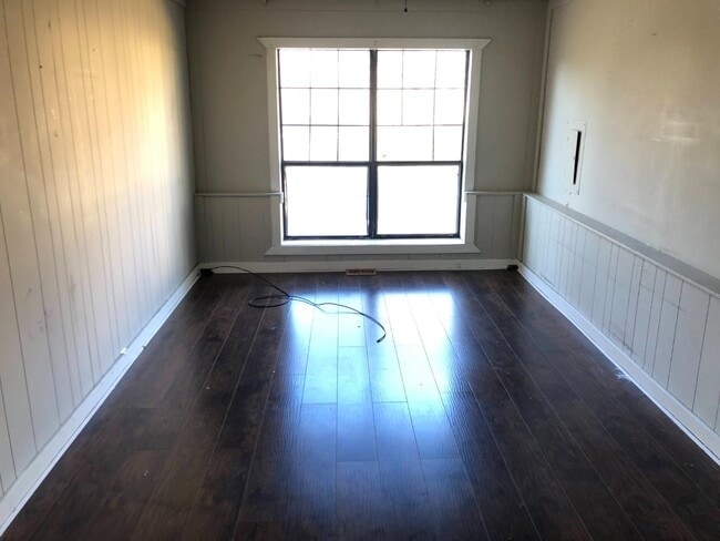 Building Photo - 908 Redstone Ln