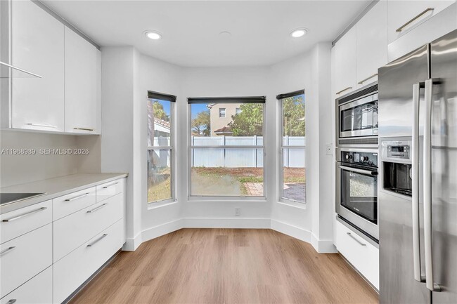 Building Photo - 4917 SW 32nd Way