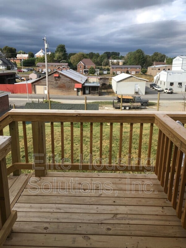 Building Photo - 204 Maple Ave