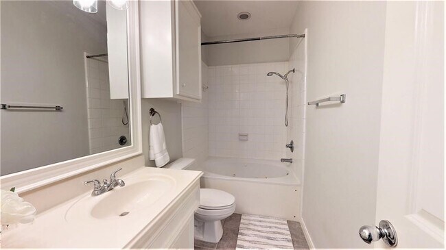 Building Photo - 2104 Gillette St