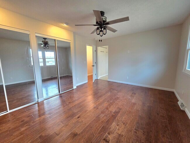 Building Photo - 213 W Aven Ave