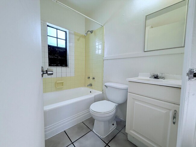 Building Photo - 605 33rd St