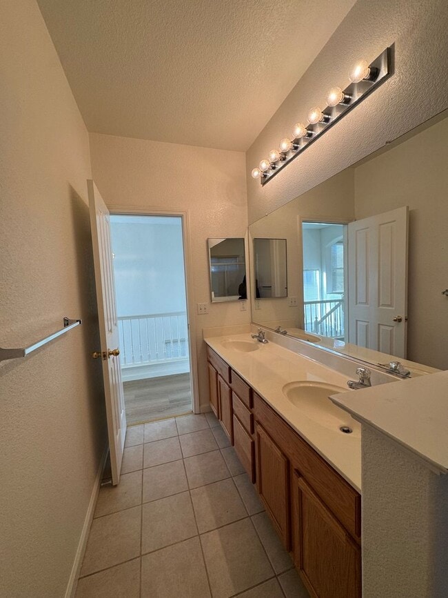 Building Photo - Beautiful Home with 4 Bedrooms and 3 Bathrooms in a Convenient Location!