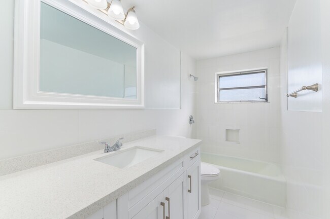 Building Photo - 555 S Luna Ct Hollywood, FL 33021